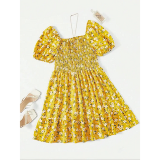 Robe fleurie froncée col carré