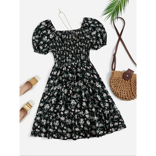 Robe fleurie froncée col carré